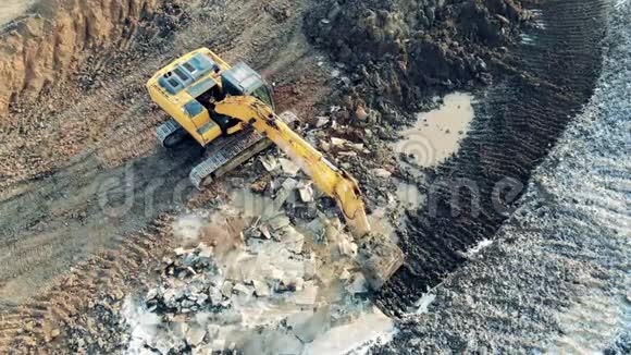 挖运车辆正在采石场大楼抢土回迁施工过程中视频的预览图