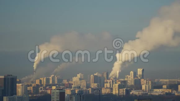 城市管道将蒸汽排放到大气中与城市的天际线相撞11视频的预览图