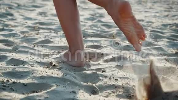 脚在沙子里跑慢跑男子特写赤脚跑步腿和脚在海滩上运动的腿在运动视频的预览图