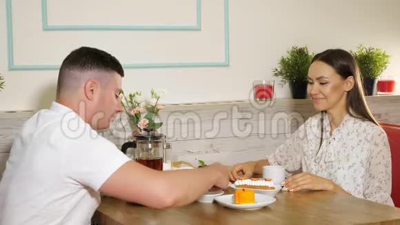 男人在糖果店用浆果蛋糕喂女友视频的预览图