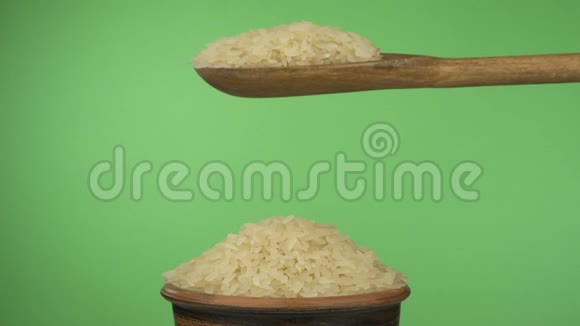 慢动作在泥碗里的一堆种子上放一个木勺米粒就可以得到足够的睡眠视频的预览图