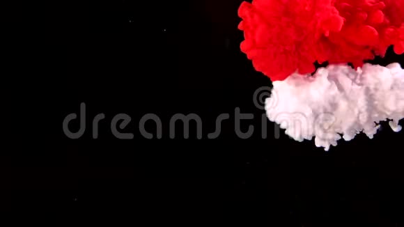 红色白色和黑色水彩墨水在水中的黑色背景视频的预览图