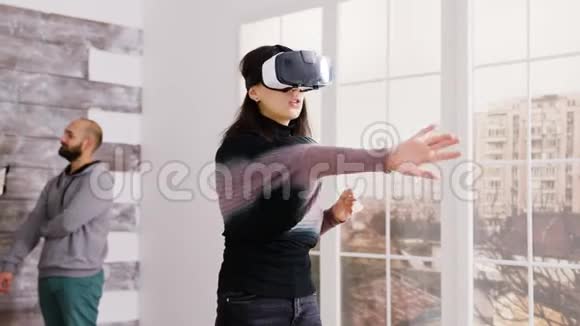 女建筑师使用虚拟现实护目镜空房视频的预览图