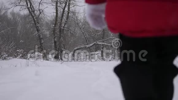 爸爸和女儿在下雪的冬天的森林里雪橇着他们的妈妈快乐的父母和婴儿在圣诞公园玩耍家庭视频的预览图