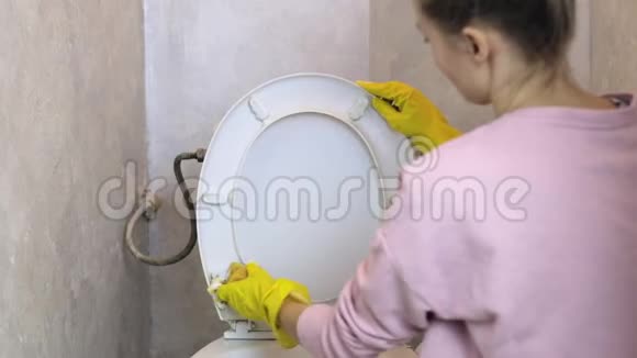 女孩打扫厕所里的厕所视频的预览图