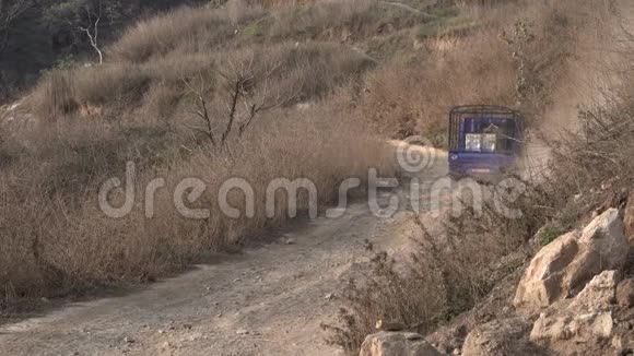 在尘土飞扬的泥土路上驾驶卡车视频的预览图