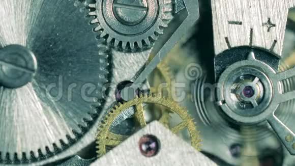 在时钟驱动器中旋转金属齿轮视频的预览图