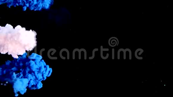 蓝色和白色水彩墨水在水中的黑色背景上视频的预览图