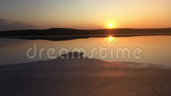 著名的盐矿山卡雅什斯基湖顶景一个有趣的地方供游客参观从空中飞过视频的预览图