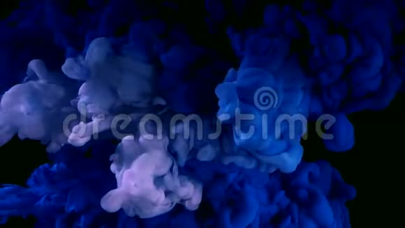 蓝色和白色水彩墨水在水中的黑色背景上视频的预览图