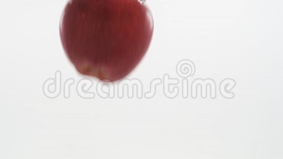 慢动作红苹果掉进水里漂浮在水下视频的预览图