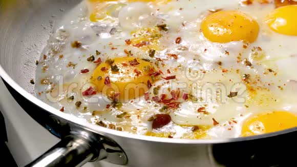 煎蛋放在平底锅里洒上香料视频的预览图