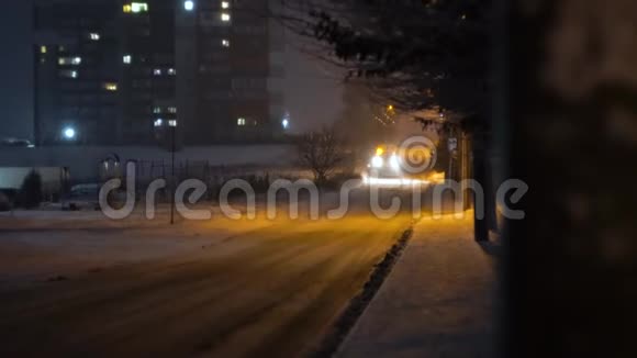 拖拉机在夜城清扫积雪视频的预览图