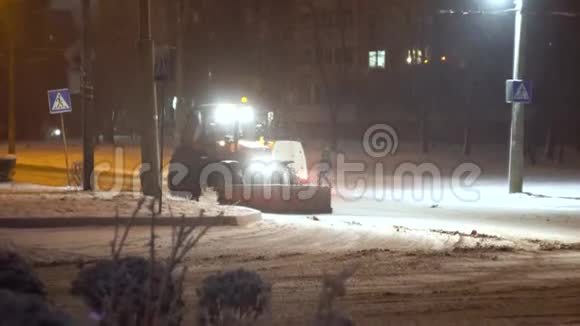 拖拉机在夜城清扫积雪视频的预览图