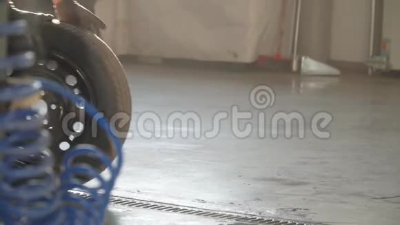 机械师在车库里拿着轮胎汽车修理厂的专业技工在客车上更换车轮视频的预览图