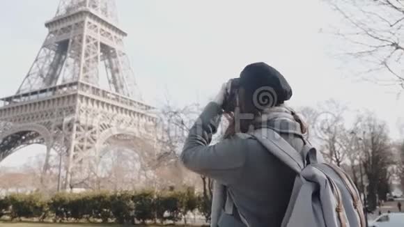 后景快乐自由摄影师女拍埃菲尔铁塔在巴黎出差慢镜头视频的预览图