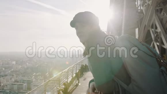 从巴黎埃菲尔铁塔慢镜头观看美丽的日落城市全景视频的预览图