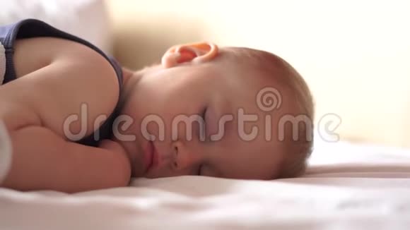 妈妈拍着婴儿头而他却在缓慢地睡着视频的预览图