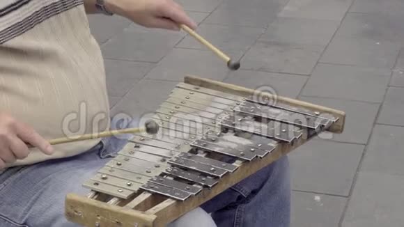 一个街头音乐家演奏自制的木琴视频的预览图