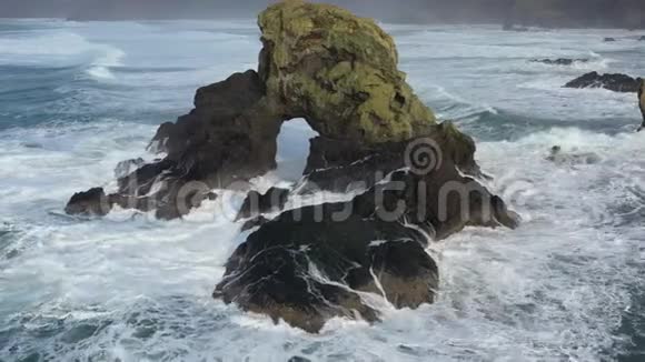俄勒冈州海岸外的岩石和海洋景观视频的预览图