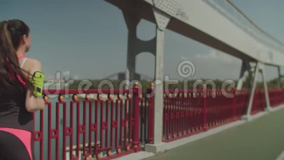 体育健将女子沿着城市大桥奔跑视频的预览图