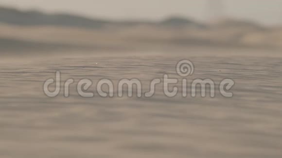 风中迪拜沙漠的沙丘视频的预览图