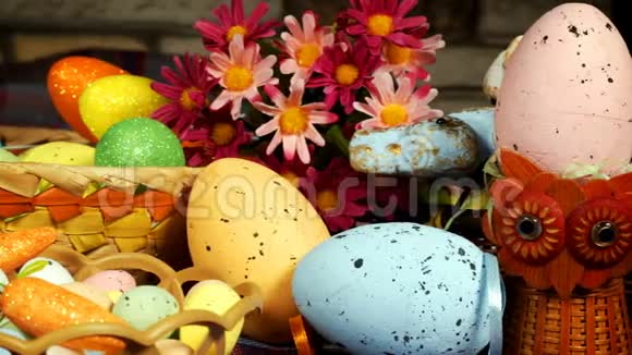 丰富多彩的传统庆祝复活节彩蛋视频的预览图