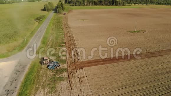 红色拖拉机用圆盘耙培育土壤播种无人机跟踪目标视频的预览图