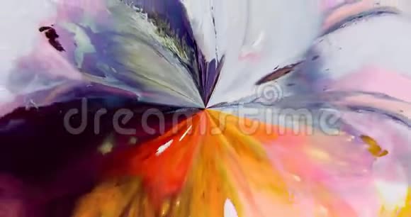 旋转流体涂料抽象设计抽象绘画动作背景五颜六色的融合油漆反应旋转的颜色循环视频的预览图