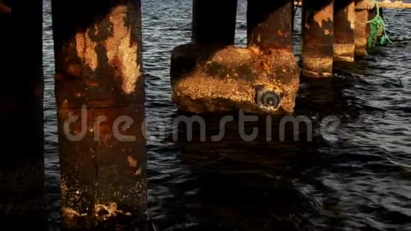 码头生锈的金属支架和大海视频的预览图