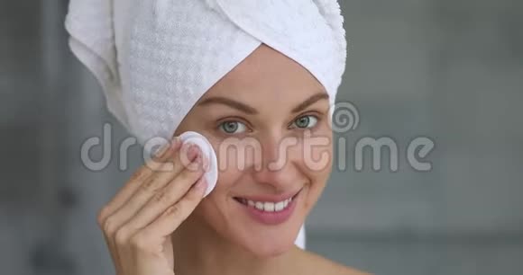 健康快乐美丽女士清洁面部护肤海绵视频的预览图