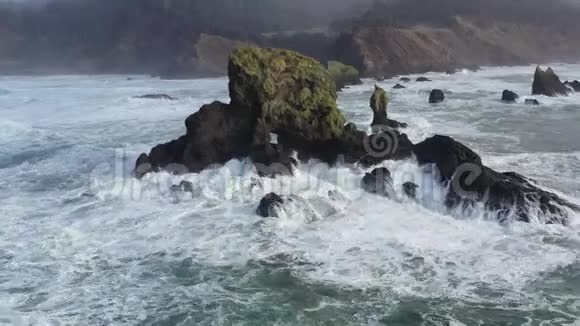 俄勒冈州海岸外太平洋和岩石的鸟瞰图视频的预览图