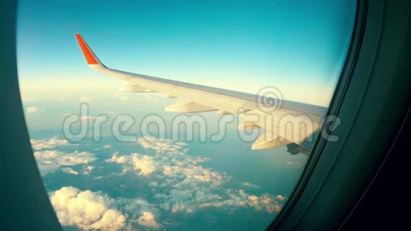 飞机地面和机翼的窗户视频的预览图