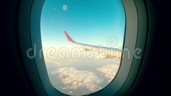 从飞机上快速拍摄天空视频的预览图
