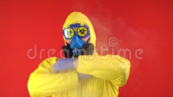 一个穿着化学防护服的男人在夫妇周围戴着防护面罩和眼镜是生物危害的标志这就是视频的预览图
