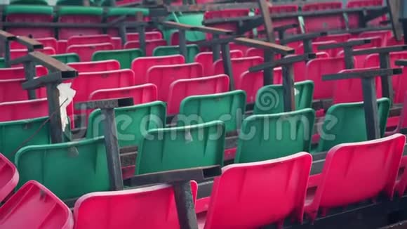 与体育场不同颜色的填埋座椅体育场倾倒椅视频的预览图