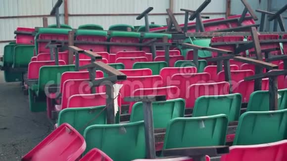 与体育场不同颜色的填埋座椅体育场倾倒椅子视频的预览图