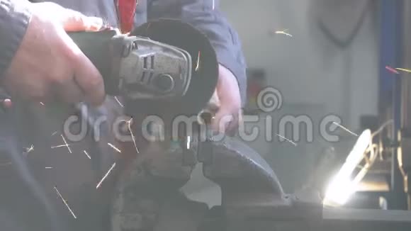 工匠在车间用圆盘磨床锯金属有人在钢铁厂干活视频的预览图