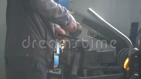 工匠在车间用圆盘磨床锯金属有人在钢铁厂干活视频的预览图
