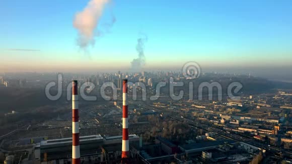 工厂在城市里俯视着两根烟斗视频的预览图