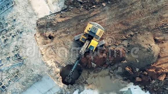 土壤是由挖掘车辆从地下提取的重型工业设备工作视频的预览图