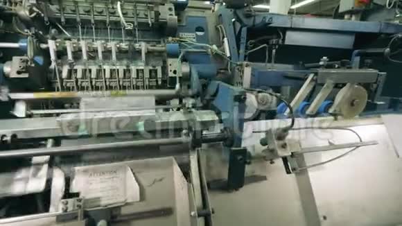 印刷机器纸张贯穿其中视频的预览图