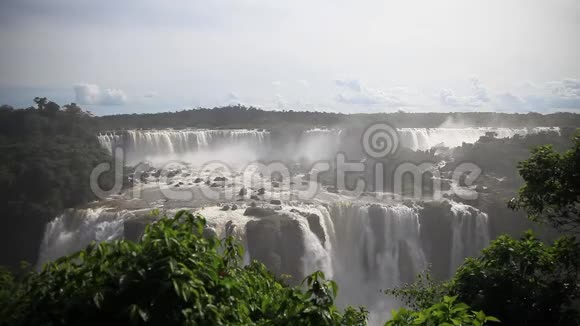 伊瓜苏瀑布的景色显示了巴西的大水流巴西伊瓜库视频的预览图