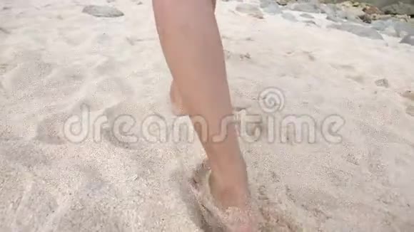 暑假女人赤脚走在白沙滩上视频的预览图