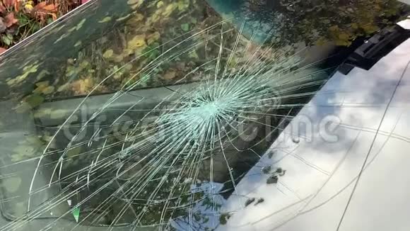 一辆客车上的挡风玻璃坏了视频的预览图