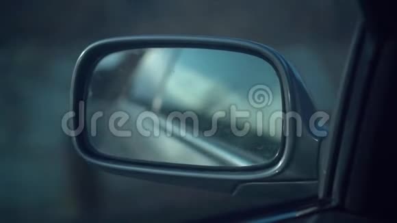 车的侧镜车行驶在道路上时侧镜图像的反射镜面反射视频的预览图