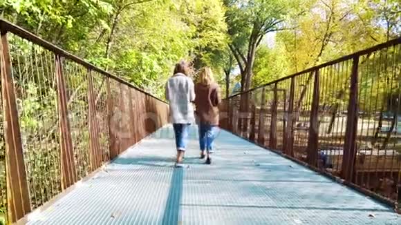 在公共公园散步欣赏金秋时节的好朋友视频的预览图