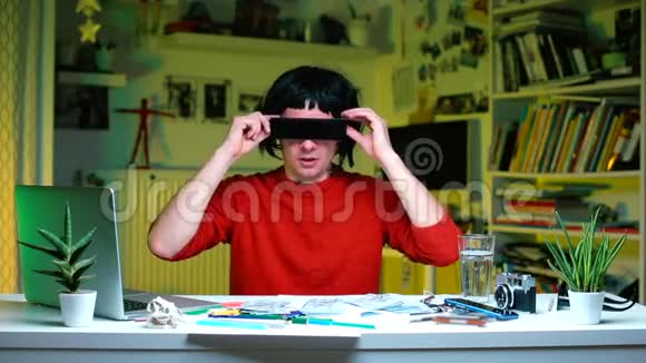 一个戴着假发和黑色眼镜的人在办公室的桌子上视频的预览图