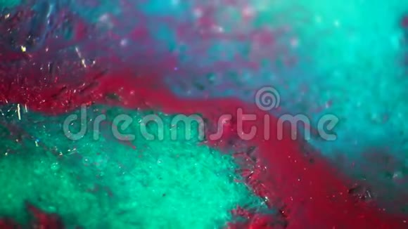 在青色纹理背景下具有小颗粒流动的抽象红波水彩混合在一起视频的预览图