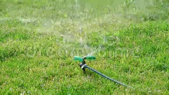 给草浇水自动草坪浇水系统视频的预览图